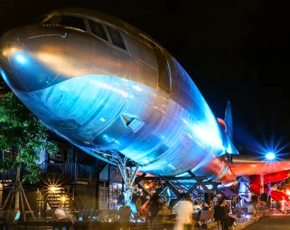 12/30 台北→曼谷→道地泰式打拋豬→泳池民宿Check in→飛機文創園區+調酒一杯(裝置藝術、市集、駐唱表演)→高空水母酒吧(現點現付)